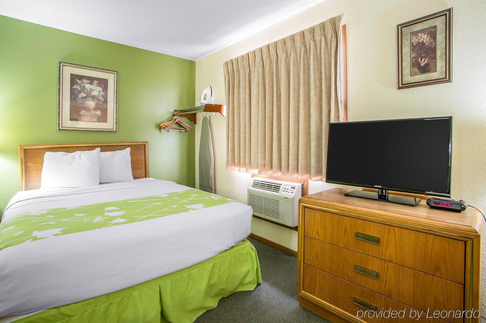 Econo Lodge Inn & Suites دوبوك المظهر الخارجي الصورة