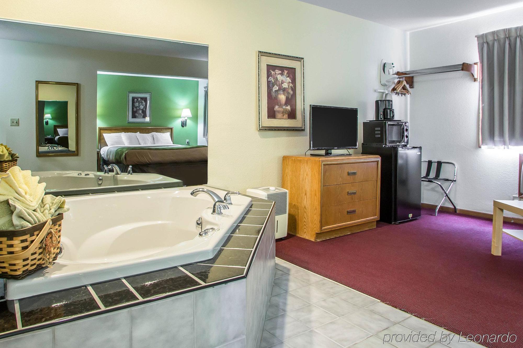 Econo Lodge Inn & Suites دوبوك المظهر الخارجي الصورة
