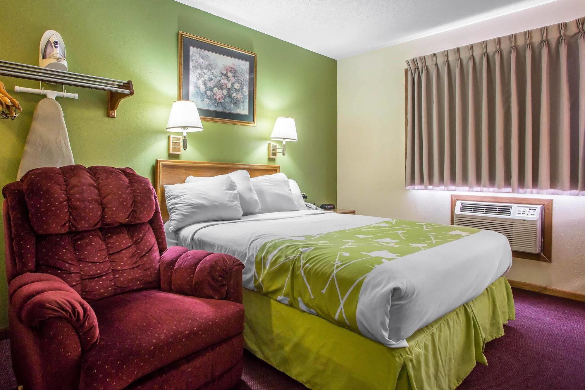 Econo Lodge Inn & Suites دوبوك المظهر الخارجي الصورة